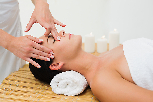 포토 JPG 해외이미지 백인 라이프스타일 손 여자 행복 휴식 실내 한명 미소 상반신 성인 신체부위 30대 수건 눕기 스파 마사지 마사지사 성인여자한명만 해외202105 해외포토 서양인 직업 1 감정 컨셉 모션 표정 사람 내부 생활 장년 위생용품 여자한명만 성인여자만 파일형식