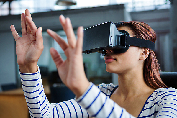 포토 JPG 해외이미지 서양인 여자 비즈니스 실내 한명 상반신 성인 옆모습 착용 가상현실 성인여자한명만 오큘러스 VR기기 해외202105 해외포토 외국인 1 뷰포인트 사람 내부 기계 여자한명만 성인여자만 파일형식