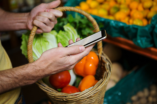 포토 JPG 해외이미지 백인 직업 라이프스타일 잡화 남자 행복 음식 지도 토마토 채소 비즈니스 통신 무선통신 선반 함께함 건강 종류 서기 성인 사람없음 캐주얼 30대 스마트폰 핸드폰 쇼핑 상점 낭만 신선 잡기 시장 선택 구매 상품 연결 고객 서비스 통화 소매 슈퍼마켓 식료품점 정확 해외202105 해외포토 서양인 옷 감정 가구 컨셉 모션 사람 생활 장년 전자제품 스마트기기 파일형식