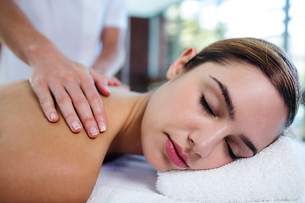 포토 JPG 해외이미지 백인 라이프스타일 손 여자 남자 행복 엎드리기 휴식 실내 한명 미소 성인 신체부위 스파 마사지 안마사 치료사 성인여자한명만 해외202105 해외포토 서양인 직업 1 감정 컨셉 모션 표정 사람 내부 생활 여자한명만 성인여자만 파일형식