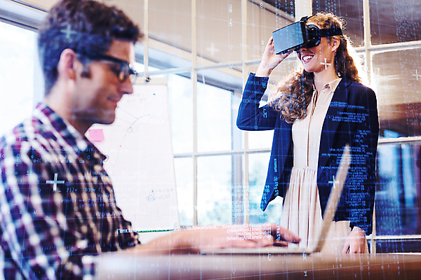 포토 JPG 해외이미지 서양인 여자 남자 비즈니스 실내 들기 상반신 성인 두명 앞모습 옆모습 인터페이스 착용 가상현실 성인만 오큘러스 안경낌 VR기기 해외202105 해외포토 외국인 안경 뷰포인트 모션 사람 내부 기계 파일형식