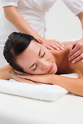 포토 JPG 해외이미지 백인 라이프스타일 손 여자 행복 엎드리기 휴식 갈색머리 실내 한명 상반신 성인 신체부위 30대 수건 스파 마사지 마사지사 어깨 성인여자한명만 해외202105 해외포토 서양인 직업 1 헤어스타일 감정 컨셉 모션 사람 내부 생활 장년 위생용품 여자한명만 성인여자만 파일형식