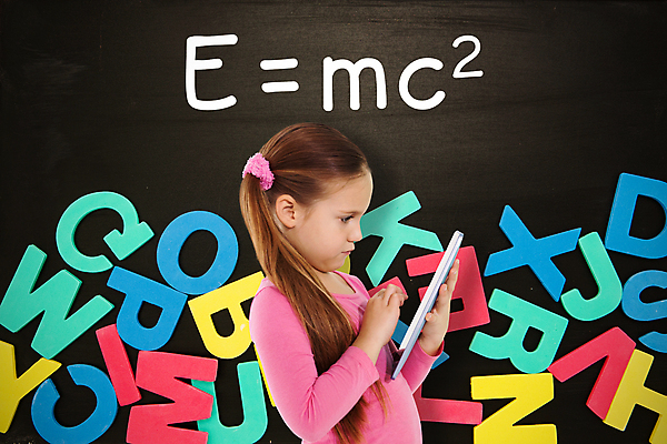 포토 JPG 해외이미지 백인 학생 알파벳 여자 교육 어린이 과학 컨셉 스티커 텍스트 교실 학교 한명 빨간색 파란색 학습 컬러풀 태블릿 알약 노란색 쌓기 칠판 수학 메시지 떨어짐 엉킴 편지 집중 자석 배려 섞기 심각 터치스크린 이론 해외202105 해외포토 서양인 1 영어 컬러 교과목 모션 사람 전자제품 스마트기기 약 파일형식