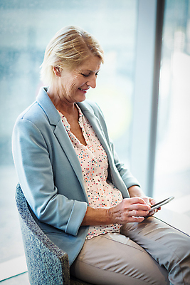 포토 JPG 해외이미지 백인 직업 라이프스타일 여자 행복 중년 50대 회사 비즈니스 사업가 통신 무선통신 직장 실내 미소 앉기 사람없음 스마트폰 핸드폰 사무실 타이핑 잡기 작업 비즈니스우먼 고급 연결 대표 스마트 통화 다이얼 경영 스타일 세련 해외202105 해외포토 서양인 감정 컨셉 모션 표정 사람 성인 내부 생활 전자제품 스마트기기 직장인 파일형식