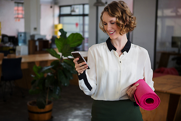 포토 JPG 해외이미지 백인 직업 라이프스타일 여자 행복 회사 비즈니스 통신 청소년 무선통신 설계 직장 함께함 기술 말하기 대화 미소 앉기 20대 스마트폰 핸드폰 사무실 스크린 외침 자신감 연결 토론 디자이너 책상 전자 예술가 통화 소통 그래픽디자이너 돌봄 해외202105 해외포토 서양인 감정 가구 컨셉 모션 표정 사람 청년 생활 전자제품 스마트기기 소리 파일형식