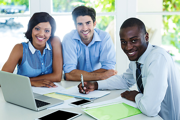 포토 JPG 해외이미지 백인 커플 여자 남자 행복 종이 통신 가정 관계 청소년 무선통신 부동산 아파트 주택 실내 협상 앉기 20대 성인 세명 30대 노트북 스마트폰 핸드폰 소파 태블릿 펜 검은색 기록 재산 연결 중개인 계약 터치스크린 세련 혼혈 해외202105 해외포토 서양인 직업 감정 컬러 의자 비즈니스 모션 사람 청년 내부 건물 장년 금융 전자제품 스마트기기 필기구 다문화 파일형식