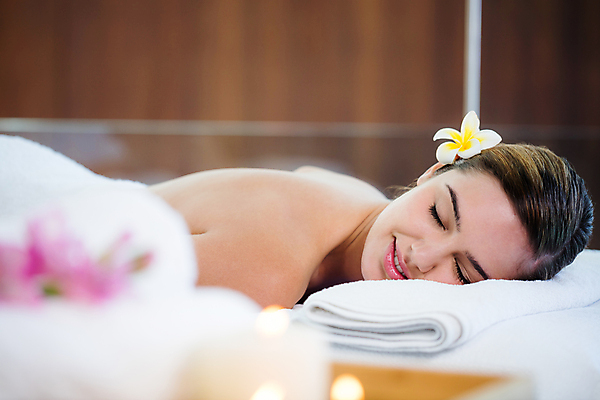 포토 JPG 해외이미지 백인 라이프스타일 여자 꽃 행복 엎드리기 휴식 실내 한명 미소 성인 수건 스파 마사지 소프트포커스 안마사 성인여자한명만 해외202105 해외포토 서양인 식물 1 감정 컨셉 모션 촬영기법 표정 사람 내부 생활 위생용품 여자한명만 성인여자만 파일형식