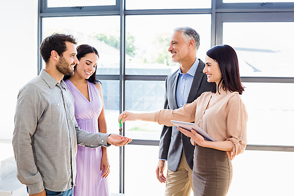 포토 JPG 해외이미지 백인 직업 라이프스타일 커플 여자 남자 행복 중년 50대 비즈니스 통신 가정 관계 청소년 열쇠 무선통신 부동산 새로움 아파트 주택 함께함 대화 서기 미소 여러명 20대 성인 30대 태블릿 기쁨 잡기 재산 상담원 연결 결합 주기 컨설턴트 나무바닥 주인 소통 터치스크린 소유 해외202105 해외포토 서양인 감정 다수 컨셉 모션 바닥 표정 말하기 사람 청년 건물 생활 장년 금융 전자제품 스마트기기 사무원 전문직 상담 파일형식