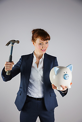 포토 JPG 해외이미지 백인 직업 여자 행복 돈 비즈니스 한명 정장 성인 30대 금융 경제 재킷 저축 돼지저금통 잡기 비즈니스우먼 고급 우아함 망치 자르기 스마트 고립 스타일 세련 해외202105 해외포토 서양인 1 옷 감정 컨셉 모션 사람 장년 외투 저금통 공구 직장인 재산 파일형식