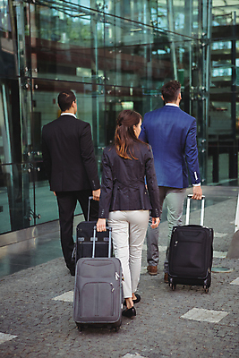 포토 JPG 해외이미지 직업 전통 라이프스타일 도로 여행 회사 비즈니스 건축양식 교통시설 유리 성공 함께함 정장 사람없음 야외 건물 걷기 스크린 짐 잡기 비즈니스맨 비즈니스우먼 스마트 동료 출장 단상 경영 돌봄 지능 해외202105 해외포토 건축물 옷 여자 남자 건축 길 교통 컨셉 관계 모션 재질 생활 직장인 시설 파일형식