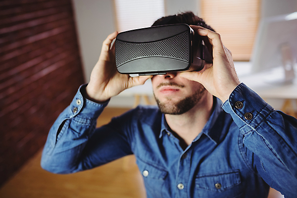 포토 JPG 해외이미지 서양인 남자 비즈니스 실내 한명 들기 상반신 성인 앞모습 착용 가상현실 성인남자한명만 오큘러스 VR기기 해외202105 해외포토 외국인 1 뷰포인트 모션 사람 내부 기계 남자한명만 성인남자만 파일형식