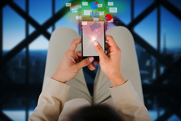 포토 JPG 해외이미지 스튜디오촬영 직업 여자 행복 겨울 회사 비즈니스 사업가 통신 창문 표시 무선통신 날씨 미래 아이디어 기술 그림자 앉기 성인 사람없음 건물 컴퓨터그래픽 빨간색 30대 스마트폰 핸드폰 도시풍경 사무실 디지털 스크린 얼음 고층빌딩 중국 공백 방 추위 흰색 타이핑 기록 잡기 도시 비즈니스우먼 떨어짐 연결 집중 흰배경 그림 스카이라인 경영 정중 터치스크린 카피스페이스 접근 해외202105 해외포토 자연요소 건축물 계절 감정 아시아 컬러 백그라운드 컨셉 모션 실내 사람 풍경 빌딩 그래픽 장년 전자제품 스마트기기 직장인 파일형식