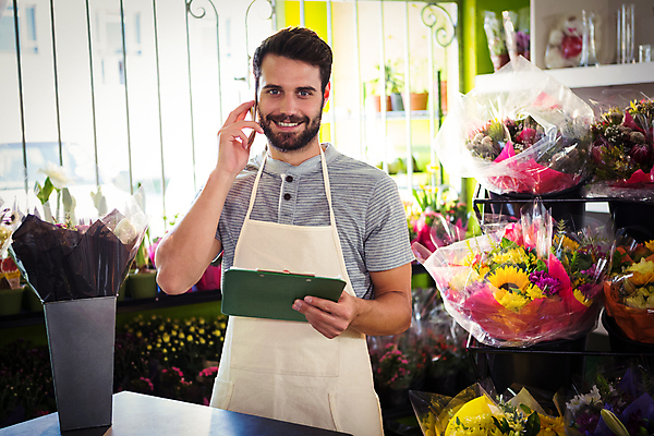 포토 JPG 해외이미지 백인 직업 라이프스타일 응시 남자 꽃 행복 비즈니스 통신 청소년 탁자 무선통신 실내 말하기 대화 서기 미소 20대 사람없음 스마트폰 핸드폰 앞치마 외침 잡기 연결 토론 꽃집 서비스 파일 통화 질서 소매 주인 소통 마케팅 해외202105 해외포토 서양인 식물 시선 감정 가구 컨셉 모션 표정 사람 청년 내부 생활 전자제품 스마트기기 상점 소리 예절 파일형식