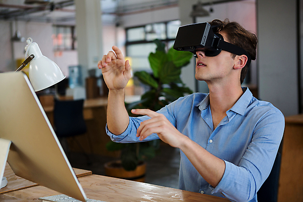 포토 JPG 해외이미지 서양인 남자 의자 비즈니스 실내 한명 앉기 상반신 성인 옆모습 컴퓨터 가리킴 착용 가상현실 성인남자한명만 오큘러스 VR기기 해외202105 해외포토 외국인 1 뷰포인트 가구 모션 사람 손짓 내부 전자제품 기계 남자한명만 성인남자만 파일형식