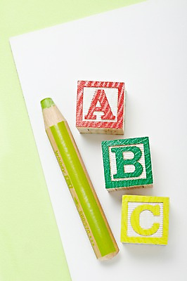 포토 JPG 스튜디오촬영 문자 알파벳 영어 교육 문구용품 학용품 색연필 실내 사람없음 블록 B A 한자루 글자교육 C 국내포토 1 내부 오브젝트 파일형식