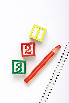 포토 JPG 스튜디오촬영 문자 1 교육 2 문구용품 학용품 색연필 실내 3 사람없음 숫자 블록 한자루 글자교육 국내포토 내부 오브젝트 파일형식