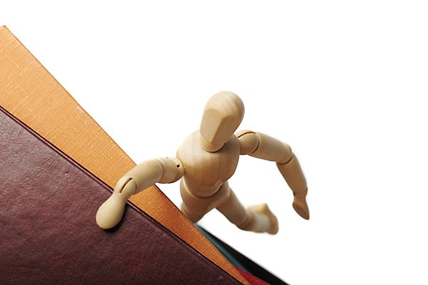 포토 JPG 스튜디오촬영 문자 교육 실내 매달리기 사람없음 책 목각인형 글자교육 구체관절인형 나무인형 국내포토 인형 모션 내부 파일형식