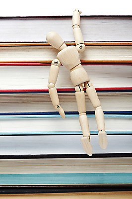 포토 JPG 스튜디오촬영 문자 교육 실내 매달리기 사람없음 책 목각인형 글자교육 구체관절인형 나무인형 국내포토 인형 모션 내부 파일형식