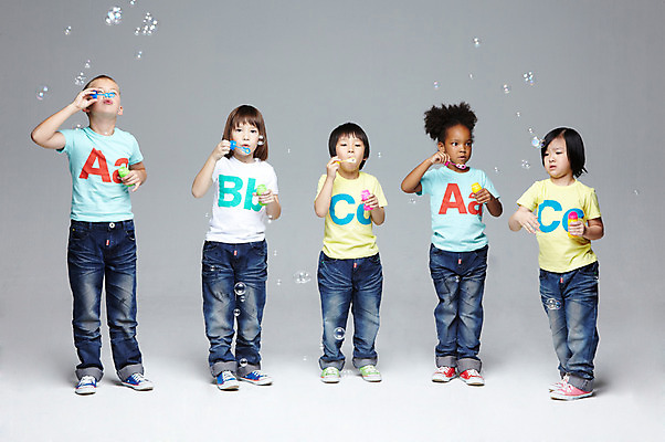 포토 JPG 스튜디오촬영 전신 서양인 외국인 백인 해외기획촬영 학생 라이프스타일 여자 2011년태국 남자 어린이라이프 초등학생 어린이 흑인 장난 놀이 회색배경 함께함 실내 서기 사람 동양인 인종 소녀 소년 여러명 10대 캐주얼 친구 장난감 놀이용품 다정 우정 비눗방울 불기 즐거움 비눗방울놀이 십대만 국내포토 옷 감정 다수 백그라운드 컨셉 관계 모션 청소년 내부 생활 회색 오브젝트 파일형식