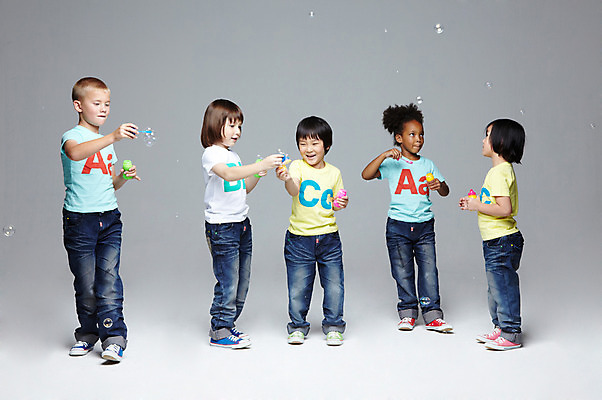 포토 JPG 스튜디오촬영 전신 서양인 외국인 백인 해외기획촬영 학생 라이프스타일 여자 2011년태국 남자 어린이라이프 초등학생 어린이 흑인 장난 놀이 회색배경 함께함 실내 서기 미소 웃음 사람 동양인 인종 소녀 소년 여러명 10대 캐주얼 친구 장난감 놀이용품 다정 우정 비눗방울 즐거움 비눗방울놀이 십대만 국내포토 옷 감정 다수 백그라운드 컨셉 관계 모션 청소년 표정 내부 생활 회색 오브젝트 파일형식