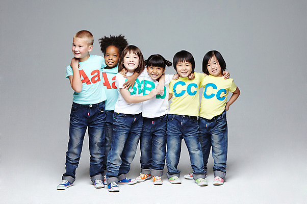 포토 JPG 스튜디오촬영 전신 서양인 외국인 백인 해외기획촬영 학생 라이프스타일 여자 2011년태국 남자 어린이라이프 초등학생 어린이 흑인 장난 놀이 회색배경 어깨동무 함께함 실내 서기 미소 웃음 사람 동양인 인종 소녀 소년 여러명 앞모습 10대 캐주얼 친구 다정 우정 즐거움 십대만 국내포토 옷 감정 뷰포인트 포즈 다수 백그라운드 컨셉 관계 모션 청소년 표정 내부 생활 회색 파일형식