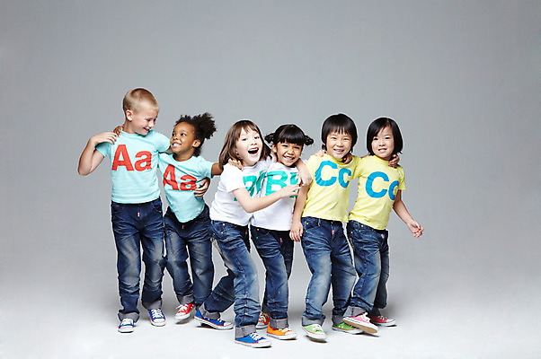 포토 JPG 스튜디오촬영 전신 서양인 외국인 백인 해외기획촬영 학생 라이프스타일 여자 2011년태국 남자 어린이라이프 초등학생 어린이 흑인 장난 놀이 회색배경 어깨동무 함께함 실내 서기 미소 웃음 사람 동양인 인종 소녀 소년 여러명 앞모습 10대 캐주얼 친구 다정 우정 즐거움 십대만 국내포토 옷 감정 뷰포인트 포즈 다수 백그라운드 컨셉 관계 모션 청소년 표정 내부 생활 회색 파일형식