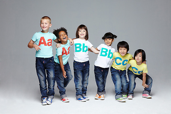 포토 JPG 스튜디오촬영 전신 서양인 외국인 백인 해외기획촬영 학생 라이프스타일 여자 2011년태국 남자 어린이라이프 초등학생 어린이 흑인 놀이 회색배경 어깨동무 함께함 실내 서기 미소 웃음 사람 동양인 인종 소녀 소년 여러명 앞모습 10대 캐주얼 친구 다정 우정 즐거움 십대만 국내포토 옷 감정 뷰포인트 포즈 다수 백그라운드 컨셉 관계 모션 청소년 표정 내부 생활 회색 파일형식