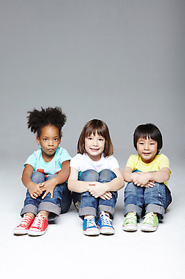 포토 JPG 스튜디오촬영 전신 서양인 외국인 백인 해외기획촬영 학생 라이프스타일 여자 2011년태국 남자 어린이라이프 초등학생 어린이 포즈 흑인 모션 놀이 회색배경 함께함 실내 미소 웃음 사람 앉기 동양인 인종 소녀 소년 앞모습 10대 캐주얼 세명 친구 다정 우정 즐거움 십대만 국내포토 옷 감정 뷰포인트 백그라운드 컨셉 관계 청소년 표정 내부 생활 회색 파일형식