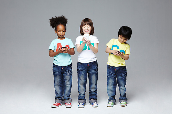 포토 JPG 스튜디오촬영 전신 서양인 외국인 백인 해외기획촬영 학생 라이프스타일 여자 2011년태국 남자 어린이라이프 초등학생 어린이 흑인 놀이 회색배경 함께함 실내 서기 미소 웃음 들기 사람 동양인 인종 소녀 소년 앞모습 10대 캐주얼 세명 친구 스마트폰 다정 우정 전화기 즐거움 통화 전화놀이 십대만 국내포토 옷 감정 뷰포인트 백그라운드 컨셉 관계 모션 청소년 표정 내부 생활 핸드폰 스마트기기 회색 파일형식