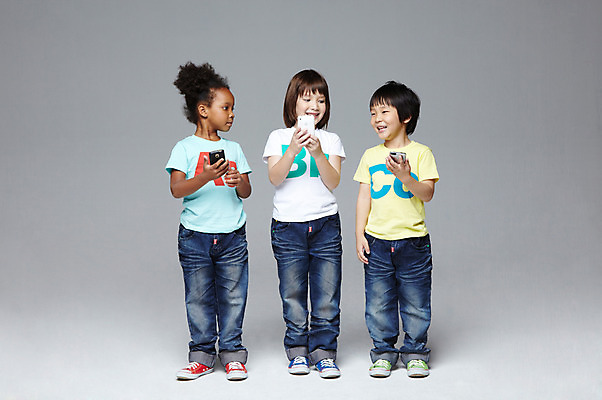 포토 JPG 스튜디오촬영 전신 서양인 외국인 백인 해외기획촬영 학생 라이프스타일 여자 2011년태국 남자 어린이라이프 초등학생 어린이 흑인 놀이 회색배경 함께함 실내 서기 미소 웃음 들기 사람 동양인 인종 소녀 소년 앞모습 10대 캐주얼 세명 친구 스마트폰 다정 우정 전화기 즐거움 통화 전화놀이 십대만 국내포토 옷 감정 뷰포인트 백그라운드 컨셉 관계 모션 청소년 표정 내부 생활 핸드폰 스마트기기 회색 파일형식