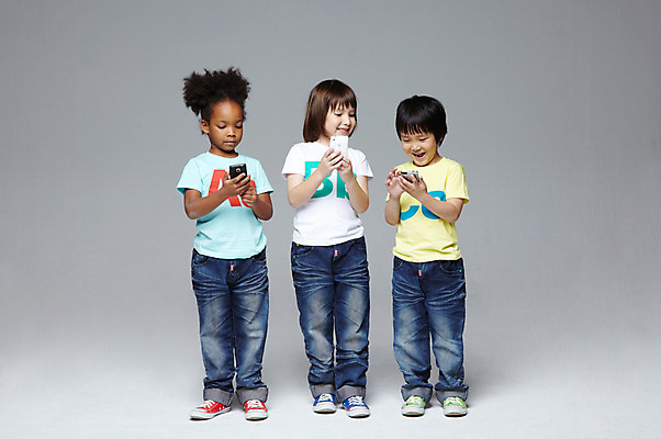 포토 JPG 스튜디오촬영 전신 서양인 외국인 백인 해외기획촬영 학생 라이프스타일 여자 2011년태국 남자 어린이라이프 초등학생 어린이 흑인 놀이 회색배경 함께함 실내 서기 미소 웃음 들기 사람 동양인 인종 소녀 소년 앞모습 10대 캐주얼 세명 친구 스마트폰 다정 우정 전화기 즐거움 통화 전화놀이 십대만 국내포토 옷 감정 뷰포인트 백그라운드 컨셉 관계 모션 청소년 표정 내부 생활 핸드폰 스마트기기 회색 파일형식