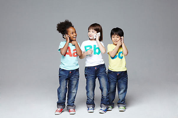 포토 JPG 스튜디오촬영 전신 서양인 외국인 백인 해외기획촬영 학생 라이프스타일 여자 2011년태국 남자 어린이라이프 초등학생 어린이 흑인 놀이 회색배경 함께함 실내 서기 미소 웃음 들기 사람 동양인 인종 소녀 소년 앞모습 10대 캐주얼 세명 친구 스마트폰 다정 우정 전화기 즐거움 통화 전화놀이 십대만 국내포토 옷 감정 뷰포인트 백그라운드 컨셉 관계 모션 청소년 표정 내부 생활 핸드폰 스마트기기 회색 파일형식