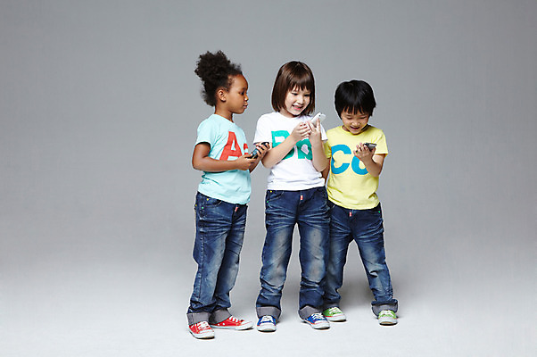 포토 JPG 스튜디오촬영 전신 서양인 외국인 백인 해외기획촬영 학생 라이프스타일 여자 2011년태국 남자 어린이라이프 초등학생 어린이 흑인 놀이 회색배경 함께함 실내 서기 미소 웃음 들기 사람 동양인 인종 소녀 소년 앞모습 10대 캐주얼 세명 친구 스마트폰 다정 우정 전화기 즐거움 통화 전화놀이 십대만 국내포토 옷 감정 뷰포인트 백그라운드 컨셉 관계 모션 청소년 표정 내부 생활 핸드폰 스마트기기 회색 파일형식