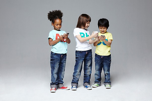 포토 JPG 스튜디오촬영 전신 서양인 외국인 백인 해외기획촬영 학생 라이프스타일 여자 2011년태국 남자 어린이라이프 초등학생 어린이 흑인 놀이 회색배경 함께함 실내 서기 미소 웃음 들기 사람 동양인 인종 소녀 소년 앞모습 10대 캐주얼 세명 친구 스마트폰 다정 우정 전화기 즐거움 통화 전화놀이 십대만 국내포토 옷 감정 뷰포인트 백그라운드 컨셉 관계 모션 청소년 표정 내부 생활 핸드폰 스마트기기 회색 파일형식