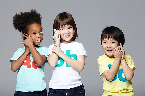 포토 JPG 스튜디오촬영 서양인 외국인 백인 해외기획촬영 학생 라이프스타일 여자 2011년태국 남자 어린이라이프 초등학생 어린이 흑인 놀이 회색배경 함께함 실내 미소 웃음 들기 사람 동양인 인종 소녀 소년 상반신 앞모습 10대 캐주얼 세명 친구 스마트폰 다정 우정 전화기 즐거움 통화 전화놀이 십대만 국내포토 옷 감정 뷰포인트 백그라운드 컨셉 관계 모션 청소년 표정 내부 생활 핸드폰 스마트기기 회색 파일형식