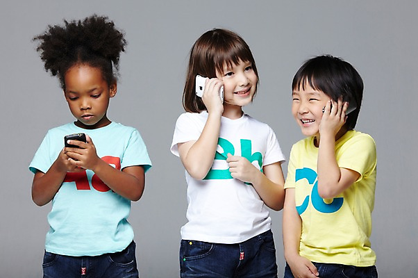 포토 JPG 스튜디오촬영 서양인 외국인 백인 해외기획촬영 학생 라이프스타일 여자 2011년태국 남자 어린이라이프 초등학생 어린이 흑인 놀이 회색배경 함께함 실내 미소 웃음 들기 사람 동양인 인종 소녀 소년 상반신 앞모습 10대 캐주얼 세명 친구 스마트폰 다정 우정 전화기 즐거움 통화 전화놀이 십대만 국내포토 옷 감정 뷰포인트 백그라운드 컨셉 관계 모션 청소년 표정 내부 생활 핸드폰 스마트기기 회색 파일형식