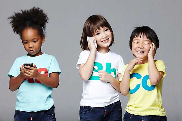 포토 JPG 스튜디오촬영 서양인 외국인 백인 해외기획촬영 학생 라이프스타일 여자 2011년태국 남자 어린이라이프 초등학생 어린이 흑인 놀이 회색배경 함께함 실내 미소 웃음 들기 사람 동양인 인종 소녀 소년 상반신 앞모습 10대 캐주얼 세명 친구 스마트폰 다정 우정 전화기 즐거움 통화 전화놀이 십대만 국내포토 옷 감정 뷰포인트 백그라운드 컨셉 관계 모션 청소년 표정 내부 생활 핸드폰 스마트기기 회색 파일형식