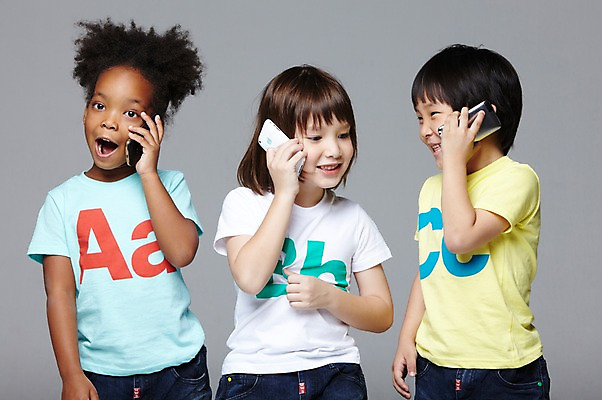 포토 JPG 스튜디오촬영 서양인 외국인 백인 해외기획촬영 학생 라이프스타일 여자 2011년태국 남자 어린이라이프 초등학생 어린이 흑인 놀이 회색배경 함께함 실내 미소 웃음 들기 사람 동양인 인종 소녀 소년 상반신 앞모습 10대 캐주얼 세명 친구 스마트폰 다정 우정 전화기 즐거움 통화 전화놀이 십대만 국내포토 옷 감정 뷰포인트 백그라운드 컨셉 관계 모션 청소년 표정 내부 생활 핸드폰 스마트기기 회색 파일형식