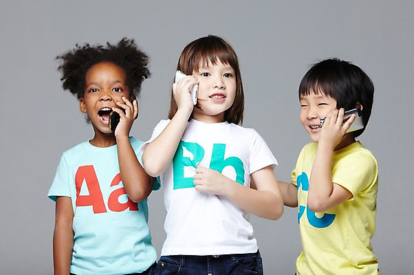 포토 JPG 스튜디오촬영 서양인 외국인 백인 해외기획촬영 학생 라이프스타일 여자 2011년태국 남자 어린이라이프 초등학생 어린이 흑인 놀이 회색배경 함께함 실내 미소 웃음 들기 사람 동양인 인종 소녀 소년 상반신 앞모습 10대 캐주얼 세명 친구 스마트폰 다정 우정 전화기 즐거움 통화 전화놀이 십대만 국내포토 옷 감정 뷰포인트 백그라운드 컨셉 관계 모션 청소년 표정 내부 생활 핸드폰 스마트기기 회색 파일형식