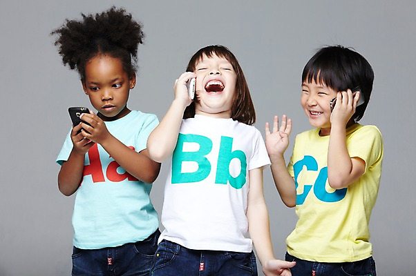 포토 JPG 스튜디오촬영 서양인 외국인 백인 해외기획촬영 학생 라이프스타일 여자 2011년태국 남자 어린이라이프 초등학생 어린이 흑인 놀이 회색배경 함께함 실내 미소 웃음 들기 사람 동양인 인종 소녀 소년 상반신 앞모습 10대 캐주얼 세명 친구 스마트폰 다정 우정 전화기 즐거움 통화 전화놀이 십대만 국내포토 옷 감정 뷰포인트 백그라운드 컨셉 관계 모션 청소년 표정 내부 생활 핸드폰 스마트기기 회색 파일형식