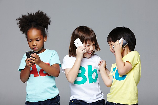 포토 JPG 스튜디오촬영 서양인 외국인 백인 해외기획촬영 학생 라이프스타일 여자 2011년태국 남자 어린이라이프 초등학생 어린이 흑인 놀이 회색배경 함께함 실내 미소 웃음 들기 사람 동양인 인종 소녀 소년 상반신 앞모습 10대 캐주얼 세명 친구 스마트폰 다정 우정 전화기 즐거움 통화 전화놀이 십대만 국내포토 옷 감정 뷰포인트 백그라운드 컨셉 관계 모션 청소년 표정 내부 생활 핸드폰 스마트기기 회색 파일형식