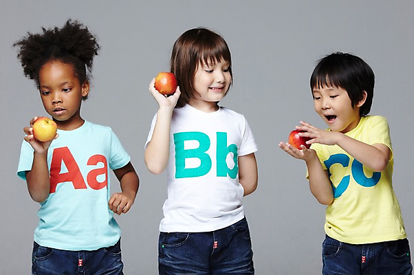 포토 JPG 스튜디오촬영 서양인 외국인 백인 해외기획촬영 학생 라이프스타일 여자 2011년태국 남자 어린이라이프 초등학생 어린이 포즈 흑인 과일 모션 놀이 회색배경 함께함 실내 서기 미소 웃음 들기 사람 동양인 인종 소녀 소년 앞모습 10대 캐주얼 세명 친구 다정 우정 사과 즐거움 십대만 국내포토 옷 감정 뷰포인트 백그라운드 컨셉 관계 청소년 표정 내부 생활 회색 파일형식