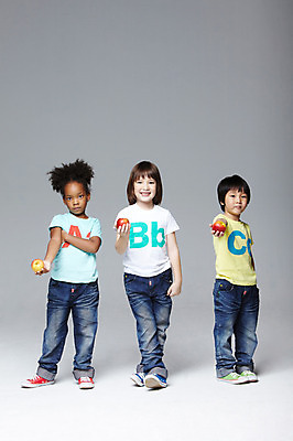 포토 JPG 스튜디오촬영 전신 서양인 외국인 백인 해외기획촬영 학생 라이프스타일 여자 2011년태국 남자 어린이라이프 초등학생 어린이 포즈 흑인 과일 모션 놀이 회색배경 함께함 실내 서기 미소 웃음 들기 사람 동양인 인종 소녀 소년 앞모습 10대 캐주얼 세명 친구 다정 우정 사과 즐거움 십대만 국내포토 옷 감정 뷰포인트 백그라운드 컨셉 관계 청소년 표정 내부 생활 회색 파일형식