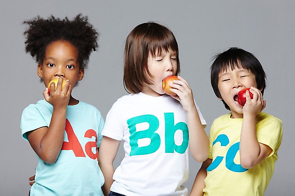 포토 JPG 스튜디오촬영 서양인 외국인 백인 해외기획촬영 학생 라이프스타일 여자 2011년태국 남자 어린이라이프 초등학생 어린이 흑인 과일 놀이 회색배경 함께함 실내 사람 동양인 인종 소녀 소년 상반신 앞모습 10대 캐주얼 세명 친구 눈감음 다정 우정 찡그림 사과 먹기 즐거움 십대만 국내포토 옷 감정 뷰포인트 백그라운드 컨셉 관계 모션 청소년 표정 내부 생활 회색 파일형식