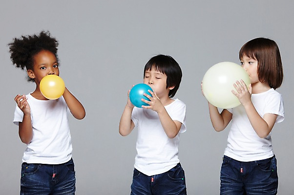 포토 JPG 스튜디오촬영 서양인 외국인 백인 해외기획촬영 학생 라이프스타일 여자 2011년태국 남자 어린이라이프 초등학생 어린이 흑인 놀이 회색배경 함께함 실내 서기 들기 사람 동양인 인종 소녀 소년 상반신 앞모습 10대 캐주얼 세명 친구 장난감 놀이용품 다정 우정 불기 즐거움 풍선 풍선놀이 풍선불기 십대만 국내포토 옷 감정 뷰포인트 백그라운드 컨셉 관계 모션 청소년 내부 생활 회색 오브젝트 파일형식