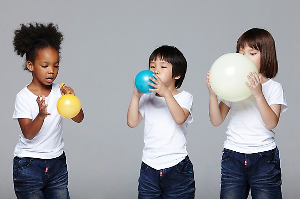 포토 JPG 스튜디오촬영 서양인 외국인 백인 해외기획촬영 학생 라이프스타일 여자 2011년태국 남자 어린이라이프 초등학생 어린이 흑인 놀이 회색배경 함께함 실내 서기 들기 사람 동양인 인종 소녀 소년 상반신 앞모습 10대 캐주얼 세명 친구 장난감 놀이용품 다정 우정 불기 즐거움 풍선 풍선놀이 풍선불기 십대만 국내포토 옷 감정 뷰포인트 백그라운드 컨셉 관계 모션 청소년 내부 생활 회색 오브젝트 파일형식