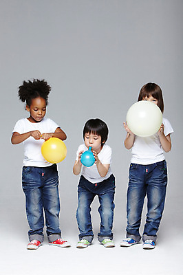 포토 JPG 스튜디오촬영 전신 서양인 외국인 백인 해외기획촬영 학생 라이프스타일 여자 2011년태국 남자 어린이라이프 초등학생 어린이 흑인 놀이 회색배경 함께함 실내 서기 들기 사람 동양인 인종 소녀 소년 앞모습 10대 캐주얼 세명 친구 장난감 놀이용품 다정 우정 불기 즐거움 풍선 풍선놀이 풍선불기 십대만 국내포토 옷 감정 뷰포인트 백그라운드 컨셉 관계 모션 청소년 내부 생활 회색 오브젝트 파일형식