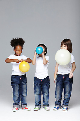 포토 JPG 스튜디오촬영 전신 서양인 외국인 백인 해외기획촬영 학생 라이프스타일 여자 2011년태국 남자 어린이라이프 초등학생 어린이 흑인 놀이 회색배경 함께함 실내 서기 들기 사람 동양인 인종 소녀 소년 앞모습 10대 캐주얼 세명 친구 장난감 놀이용품 다정 우정 불기 즐거움 풍선 풍선놀이 풍선불기 십대만 국내포토 옷 감정 뷰포인트 백그라운드 컨셉 관계 모션 청소년 내부 생활 회색 오브젝트 파일형식