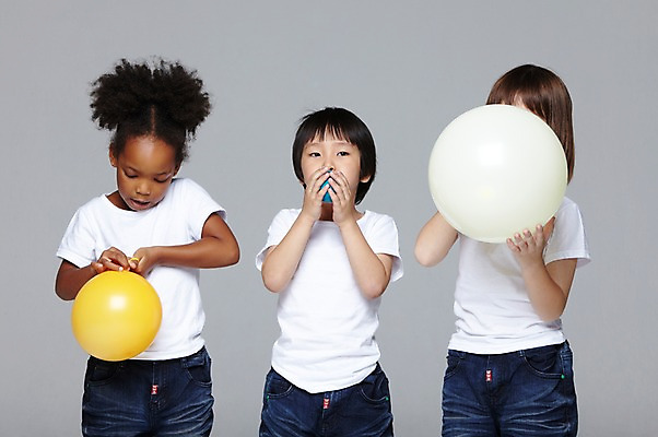 포토 JPG 스튜디오촬영 서양인 외국인 백인 해외기획촬영 학생 라이프스타일 여자 2011년태국 남자 어린이라이프 초등학생 어린이 흑인 놀이 회색배경 함께함 실내 서기 들기 사람 동양인 인종 소녀 소년 상반신 앞모습 10대 캐주얼 세명 친구 장난감 놀이용품 다정 우정 불기 즐거움 풍선 풍선놀이 풍선불기 십대만 국내포토 옷 감정 뷰포인트 백그라운드 컨셉 관계 모션 청소년 내부 생활 회색 오브젝트 파일형식