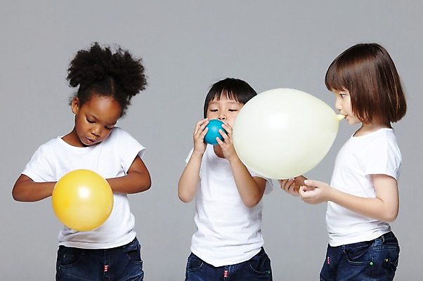 포토 JPG 스튜디오촬영 서양인 외국인 백인 해외기획촬영 학생 라이프스타일 여자 2011년태국 남자 어린이라이프 초등학생 어린이 흑인 놀이 회색배경 함께함 실내 서기 들기 사람 동양인 인종 소녀 소년 상반신 앞모습 10대 캐주얼 세명 친구 장난감 놀이용품 다정 우정 불기 즐거움 풍선 풍선놀이 풍선불기 십대만 국내포토 옷 감정 뷰포인트 백그라운드 컨셉 관계 모션 청소년 내부 생활 회색 오브젝트 파일형식